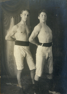 835755 Portret van twee leden van de Gymnastiekvereniging Fraternitas te Utrecht; rechts Gerrit van der Horst.